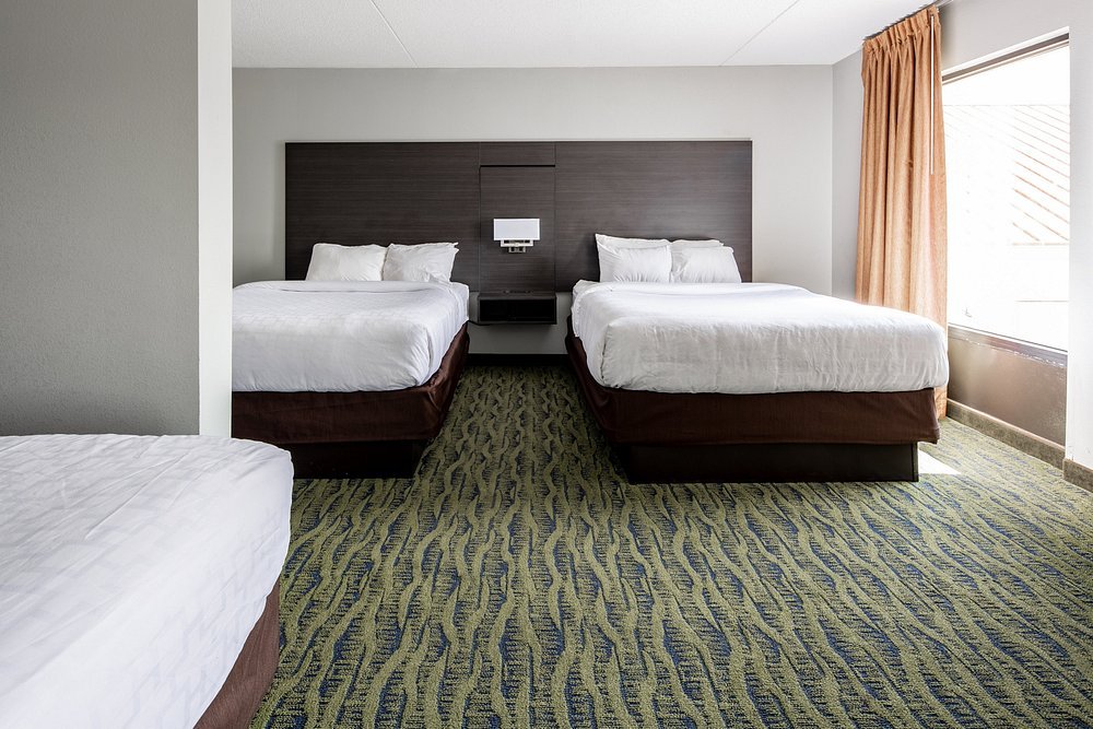 1 King Bed, 2 Queen Beds, Upper Floor